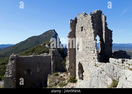 Die Ruinen des Schlosses von Montferrand auf dem Gipfel des Pic St. Loup, st-mathieu-de-Treviers, Occitanie Frankreich Stockfoto