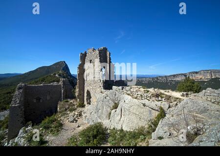 Die Ruinen des Schlosses von Montferrand auf dem Gipfel des Pic St. Loup, st-mathieu-de-Treviers, Occitanie Frankreich Stockfoto