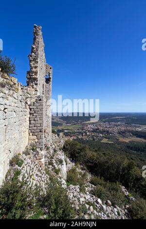 Die Ruinen des Schlosses von Montferrand auf dem Gipfel des Pic St. Loup, st-mathieu-de-Treviers, Occitanie Frankreich Stockfoto