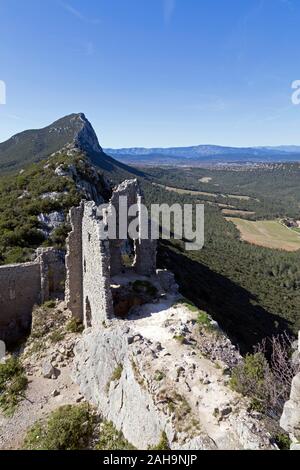 Die Ruinen des Schlosses von Montferrand auf dem Gipfel des Pic St. Loup, st-mathieu-de-Treviers, Occitanie Frankreich Stockfoto