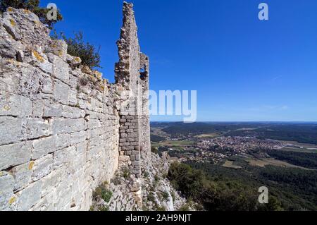 Die Ruinen des Schlosses von Montferrand auf dem Gipfel des Pic St. Loup, st-mathieu-de-Treviers, Occitanie Frankreich Stockfoto