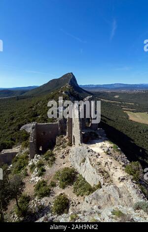 Die Ruinen des Schlosses von Montferrand auf dem Gipfel des Pic St. Loup, st-mathieu-de-Treviers, Occitanie Frankreich Stockfoto