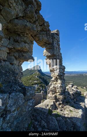 Die Ruinen des Schlosses von Montferrand auf dem Gipfel des Pic St. Loup, st-mathieu-de-Treviers, Occitanie Frankreich Stockfoto