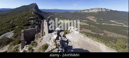 Die Ruinen des Schlosses von Montferrand auf dem Gipfel des Pic St. Loup, st-mathieu-de-Treviers, Occitanie Frankreich Stockfoto