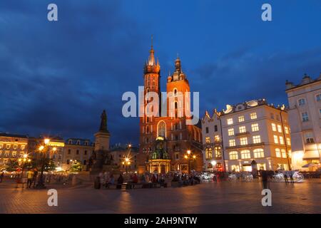 Krakau, Polen - Mai, 11, 2018: St. Mary's Kirche und Hauptplatz in der Nacht. Stockfoto