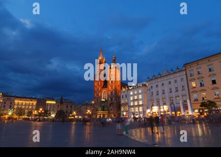 Krakau, Polen - Mai, 11, 2018: St. Mary's Kirche und Hauptplatz in der Nacht. Stockfoto