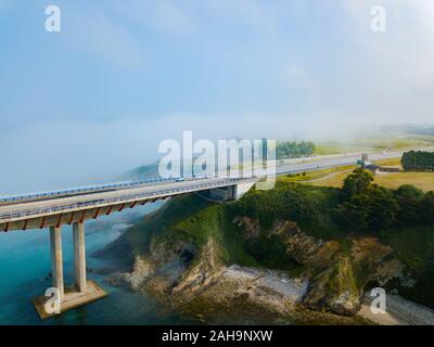 Luftaufnahme auf dos Santos Brücke bei Nebel und die Bucht. In der Nähe von Ribadeo im Norden Spaniens Stockfoto