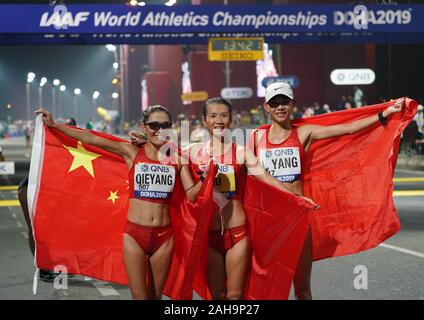 Peking, China. 30 Sep, 2019. Datei Foto an Sept. 30, 2019 zeigt Goldmedaillenträger Liu Hong (C), silbermedaillengewinner Qieyang Shijie (L) und Bronze medaillenträger Yang Liujing feiern gewinnen Frauen 20 km Rennen laufen während der IAAF Leichtathletik WM 2019 in Doha, Katar. China ergriffen drei Gold-, drei Silber- und drei Bronzemedaillen bei der Leichtathletik WM 2019 in Doha, die beste Leistung des Landes am Wettbewerb seit der WM 1993 in Stuttgart. Credit: Xu Suhui/Xinhua/Alamy leben Nachrichten Stockfoto