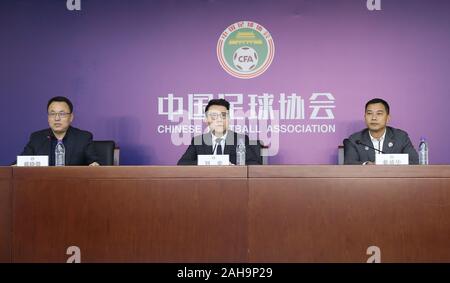 (191227) - Peking, 27. Dez., 2019 (Xinhua) - Datei Foto am Okt. 16, 2019 zeigt Chinese Football Association (CFA) Generalsekretär Liu Yi (C) bei einer Pressekonferenz in Peking, der Hauptstadt von China. Unter neuer Präsident Chen Xuyuan, der chinesische Fußball Verband kündigte am 16. Oktober, dass es umstrukturieren würde das Eigentum an der Chinese Super League (CSL), Verzicht auf seine Beteiligung und die Vereine selbst, die Liga zu beaufsichtigen. Eine Reihe von neuen Vorschriften einschließlich Waren ein Gehalt Kappe im späten Dezember vorgestellt. (Xinhua / Cao können) TOP 10 chinesische SPORT NEWS EVENTS 2019 Stockfoto