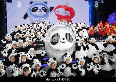 (191227) - Peking, 27. Dez., 2019 (Xinhua) - Datei Foto auf Dez. 27, 2019 zeigt Kinder mit Bing Dwen Dwen, das Maskottchen von Peking 2022 Olympische Sommerspiele 2022 in Peking während der Olympischen Spiele und die Paralympischen Spiele Maskottchen starten in Peking, der Hauptstadt von China posieren. Die China-Finland Jahr der Winter Sport wurde in Peking am 14. Januar im Beisein von Chinesischen Präsident Xi Jinping und sein finnischer Kollege Sauli Niinisto. Es war die erste ihrer Art zwischen China und anderen Ländern. Im Laufe des Jahres mehr als 60 Veranstaltungen und Austausch organisiert wurden zwische Stockfoto