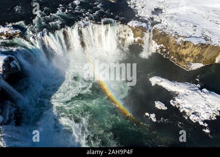 Luftaufnahme der Wasserfall Godafoss, verschneiten Ufer und den Fluss. Island im Frühjahr Stockfoto