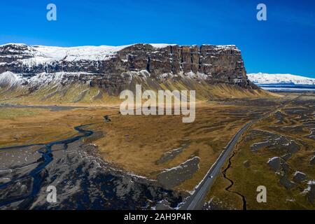 Blick auf die Berge und das Tal in Island. Stockfoto