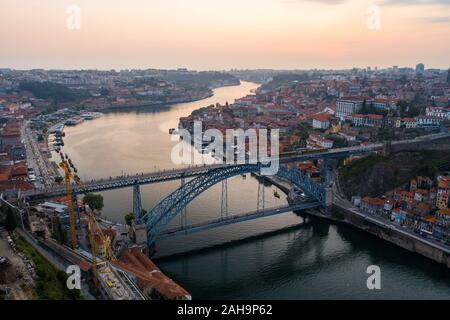 Luftaufnahme von einer Brücke in der Stadt Porto bei Sonnenuntergang. Portugal im Sommer Stockfoto