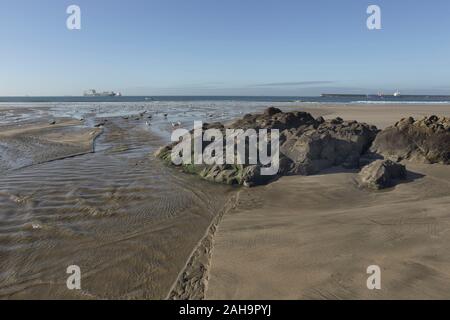 Leeren Strand bei Ebbe. Hafen von Leixões Matosinhos Strand sehen. Stockfoto