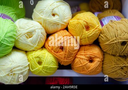 Bunte wolle Kugeln auf regalfach in Kurzwaren Stockfoto