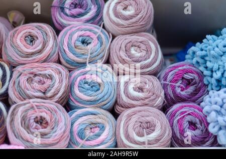 Bunte wolle Kugeln auf regalfach in Kurzwaren Stockfoto