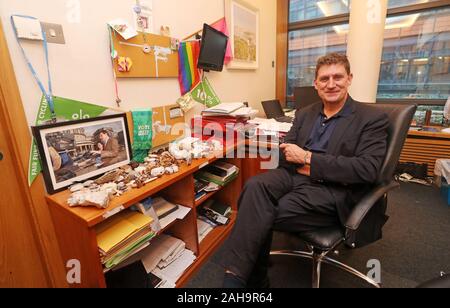 Der Vorsitzende der Gruenen, Eamon Ryan in seinem Leinster House in Dublin. Stockfoto