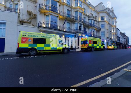 3 Notarztwagen außerhalb des Royal Hotel in Scarborough, North Yorkshire geparkt. Stockfoto