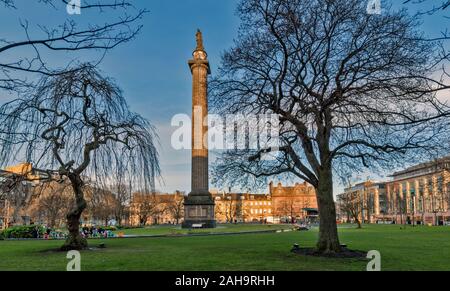 EDINBURGH GEORGE STREET THE MELVILLE MONUMENT UND HÄUSER IN ST ANDREW SQUARE Stockfoto