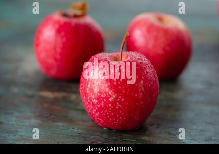 Nahaufnahme von roten Äpfel sind auf dem Holztisch. Stockfoto