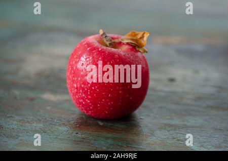 Nahaufnahme von roten Äpfel sind auf dem Holztisch. Stockfoto