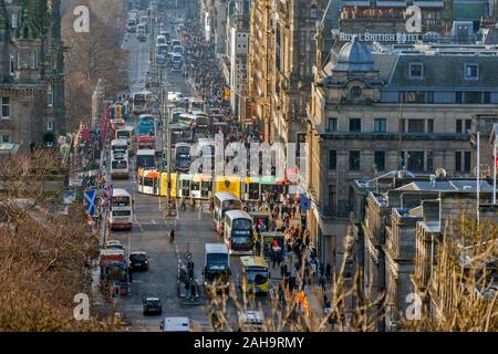 EDINBURGH SCHOTTLAND STADTBLICK Princes Street mit Menschenmassen auf dem Bürgersteig und Verkehrsstaus mit vielen Bussen und der Straßenbahn Stockfoto