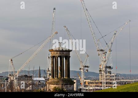 EDINBURGH SCHOTTLAND KRANE IN DER UMGEBUNG DES DUGALD STEWART MEMORIAL auf dem CALTON HILL MIT BLICK AUF DIE STADT Stockfoto