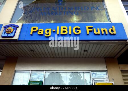 Antipolo City, Philippinen - Dezember 23, 2019: Fassade und Beschilderung der Niederlassung der Pag Ibig Fonds oder HDMF. Stockfoto