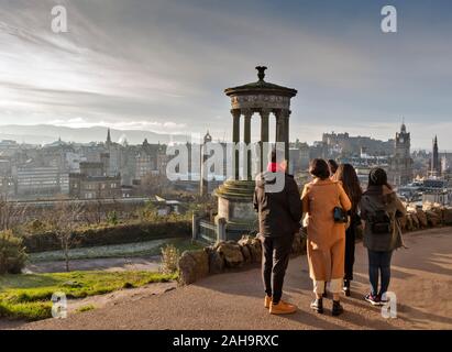 EDINBURGH SCHOTTLAND IM WINTER MIT DEM DUGALD STEWART MEMORIAL auf dem CALTON HILL UND EINE GRUPPE VON TOURISTEN Stockfoto