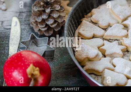 Frisch gebackene hausgemachten Apfelkuchen auf einem Holztisch mit Cutter und Äpfel. Stockfoto