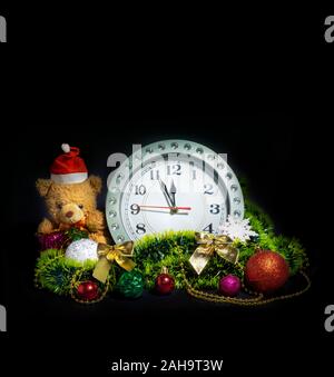 Holiday Card Bär Maus clock Girlande Kugeln Perlen neues Jahr kommt Zeiger fünf Minuten schwarzer Hintergrund 2020 Stockfoto