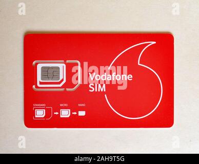 Mailand, Italien - ca. Oktober 2019: Vodafone Trio Mini Mikro- und Nano-SIM-Karte für Mobiltelefone Stockfoto