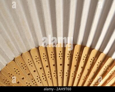 Traditionelle Japanische faltbar Handheld Fan (aka hand Fan) aus Bambus Holz und Papier Stockfoto