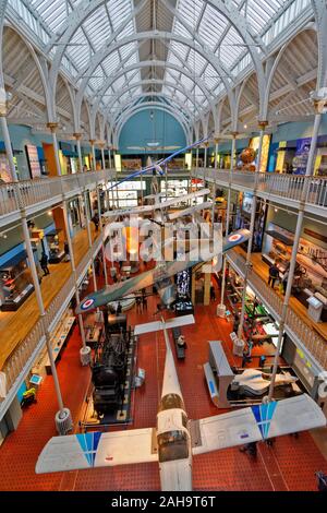 Das Nationalmuseum in Edinburgh in Schottland CHAMBERS STREET INNENRAUM MIT VIER FLUGZEUGE AUSGESETZT, DIE VON DER DECKE Stockfoto