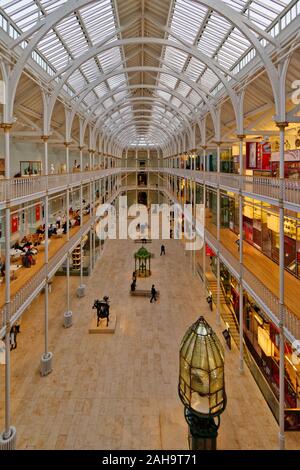 Das Nationalmuseum in Edinburgh in Schottland CHAMBERS STREET INNENRAUM MIT ERDGESCHOSS UND BALKON OBEN Stockfoto