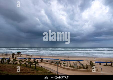 Blick auf die Stadt, Strand, Meer und Himmel in Wolken während eines Sturms. Israel Stockfoto