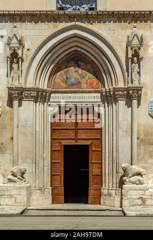 Sulmona, Portal von St. Panfilo Basilika und Dom Stockfoto
