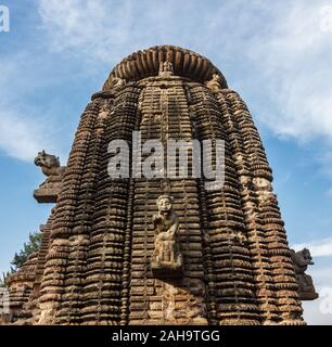 Ein alter Hindutempel mit Skulpturen und Schnitzereien an den Wänden, der im 11. Jahrhundert nach Christus in der Altstadt von Bhubaneshwar in Orissa erbaut wurde, Stockfoto