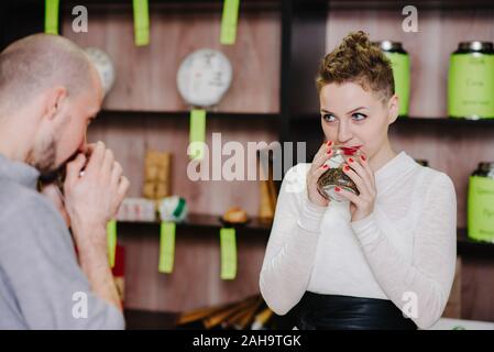 Der Käufer Geschmack grüner Tee für den Geruch Stockfoto