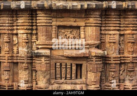 Die komplexen Details des schönen, verblassten Kunstwerks an den Wänden eines alten, baufälligen Hindutempels in Bhubaneshwar in Orissa, Indien. Stockfoto