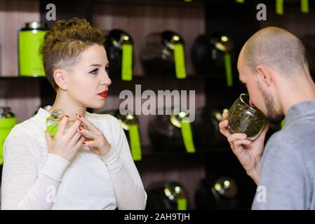 Der Käufer Geschmack grüner Tee für den Geruch Stockfoto