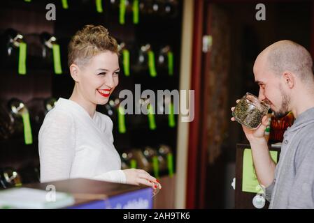 Der Käufer Geschmack grüner Tee für den Geruch Stockfoto