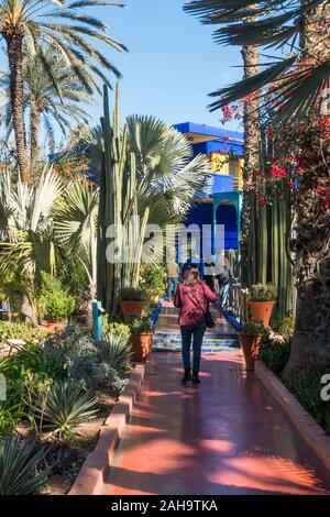 Blue House im Jardin Majorelle Botanischer Garten, ehemaligen Besitzer Yves Saint-Laurent und Pierre Bergé, Marrakesch, Marokko. Stockfoto