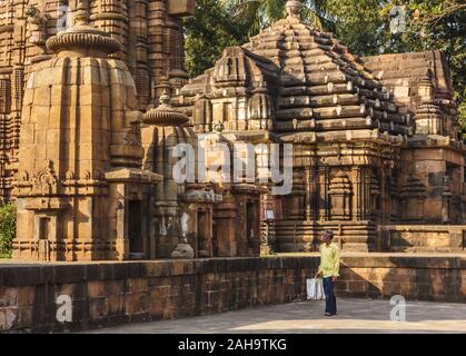 Bhubaneshwar, Orissa, Indien - Februar 2018: Der Tempelhaufen innerhalb des alten Hindu-Tempelkomplexes von Mukteshvara in der Altstadt. Stockfoto