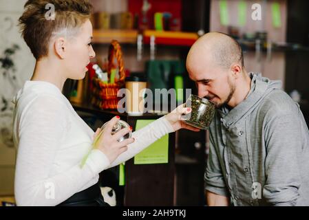 Der Käufer Geschmack grüner Tee für den Geruch Stockfoto