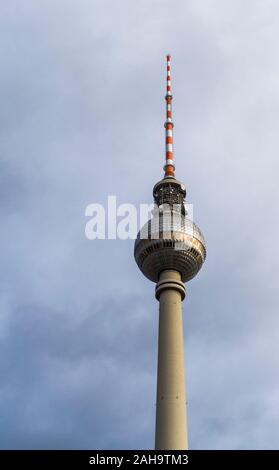 Der Berliner Fernsehturm (Fernsehturm) in Deutschland. Stockfoto