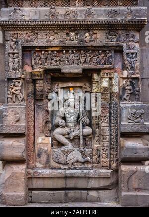 Die exquisit verzierten Details zu einem Schrein eines Hindu-Gottes an den Wänden des alten Mukteshvara-Tempels in der Stadt Bhubaneshwar in Orissa, Indien. Stockfoto