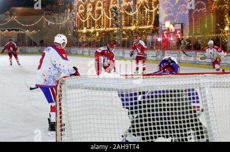 Der russische Präsident Wladimir Putin, #11, während eine freundliche Eishockey Match in der Nacht Hockey League im Kaufhaus GUM Eisbahn auf dem Roten Platz 25 Dezember, 2019 in Moskau, Russland. Stockfoto