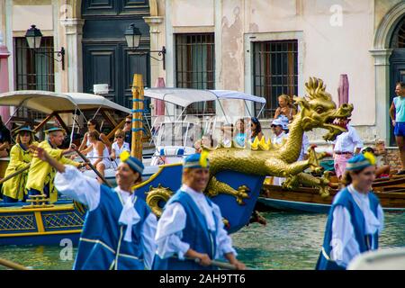 Venedig, Italien - 7. September 2008: Historische Schiffe geöffnet die Regata Storica findet jedes Jahr am ersten Sonntag im September. Stockfoto