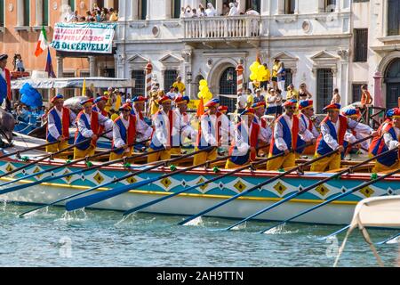 Venedig, Italien - 7. September 2008: Historische Schiffe geöffnet die Regata Storica findet jedes Jahr am ersten Sonntag im September. Stockfoto